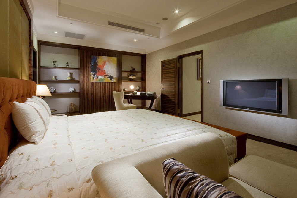 Queena Plaza Hotel Тайнань Экстерьер фото