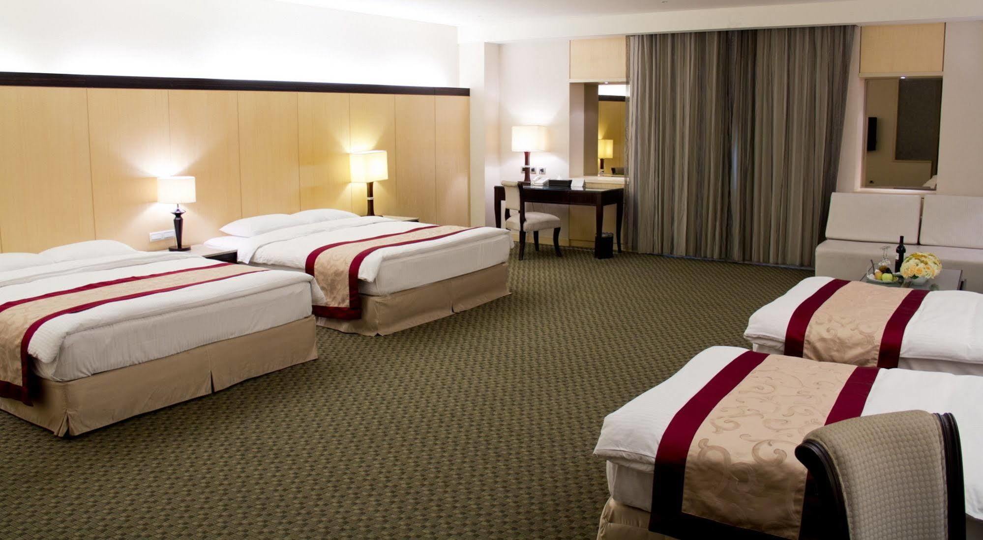 Queena Plaza Hotel Тайнань Экстерьер фото